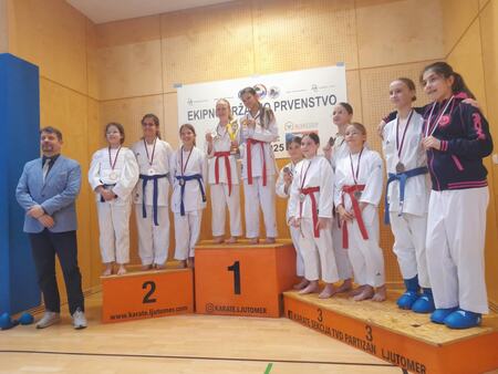 Med deklicami so ekipno vzele bronasto kolajno